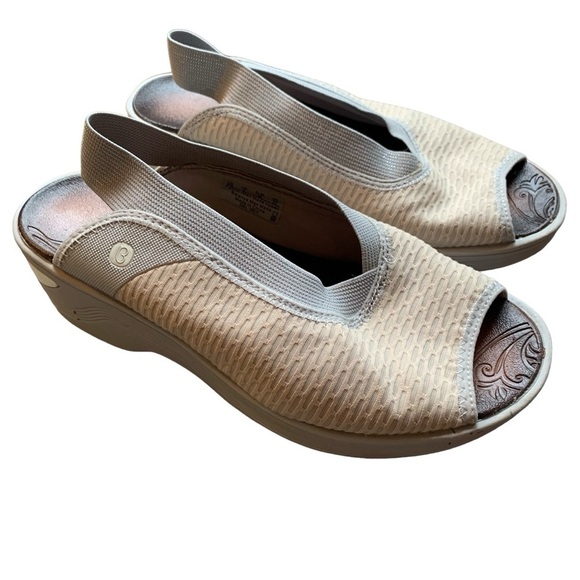 BZEES Del'Rey Ivory Beige Fabric Wedge Slingback Sandals Women's sz 8  Wide - Picture 1 of 10